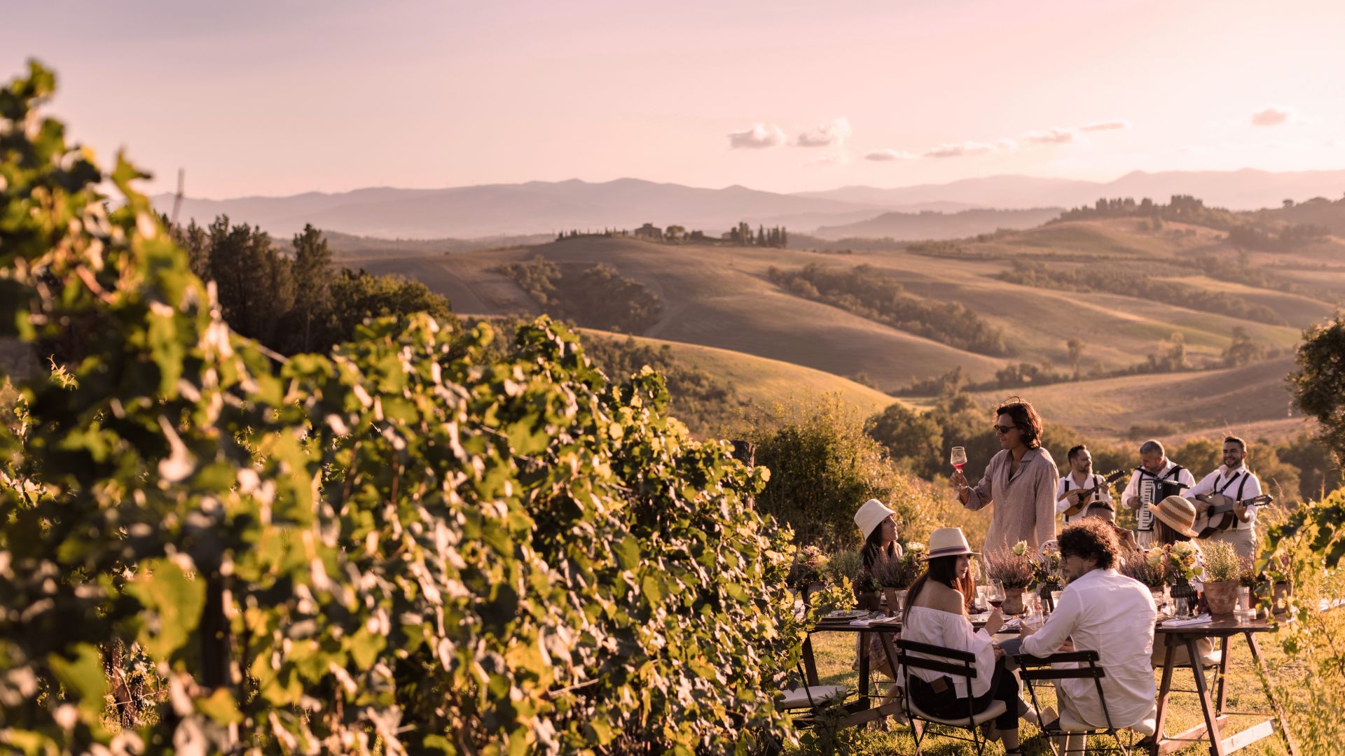 Pranzo in vigna cielo tramonto serale modificata