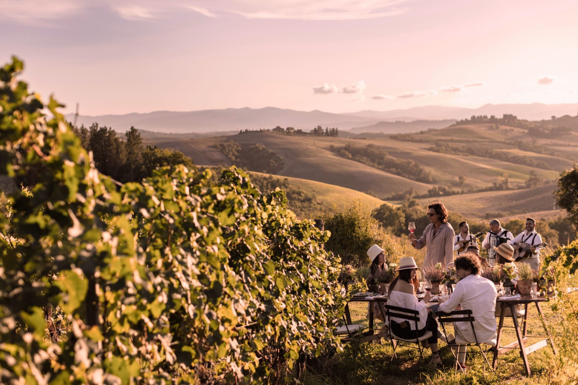 Pranzo in vigna cielo tramonto serale modificata